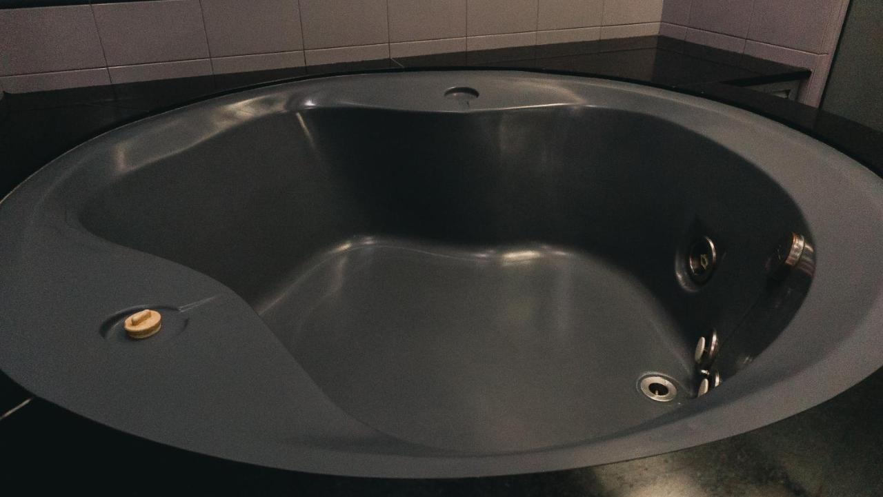 Luxury Suite Hot Tub