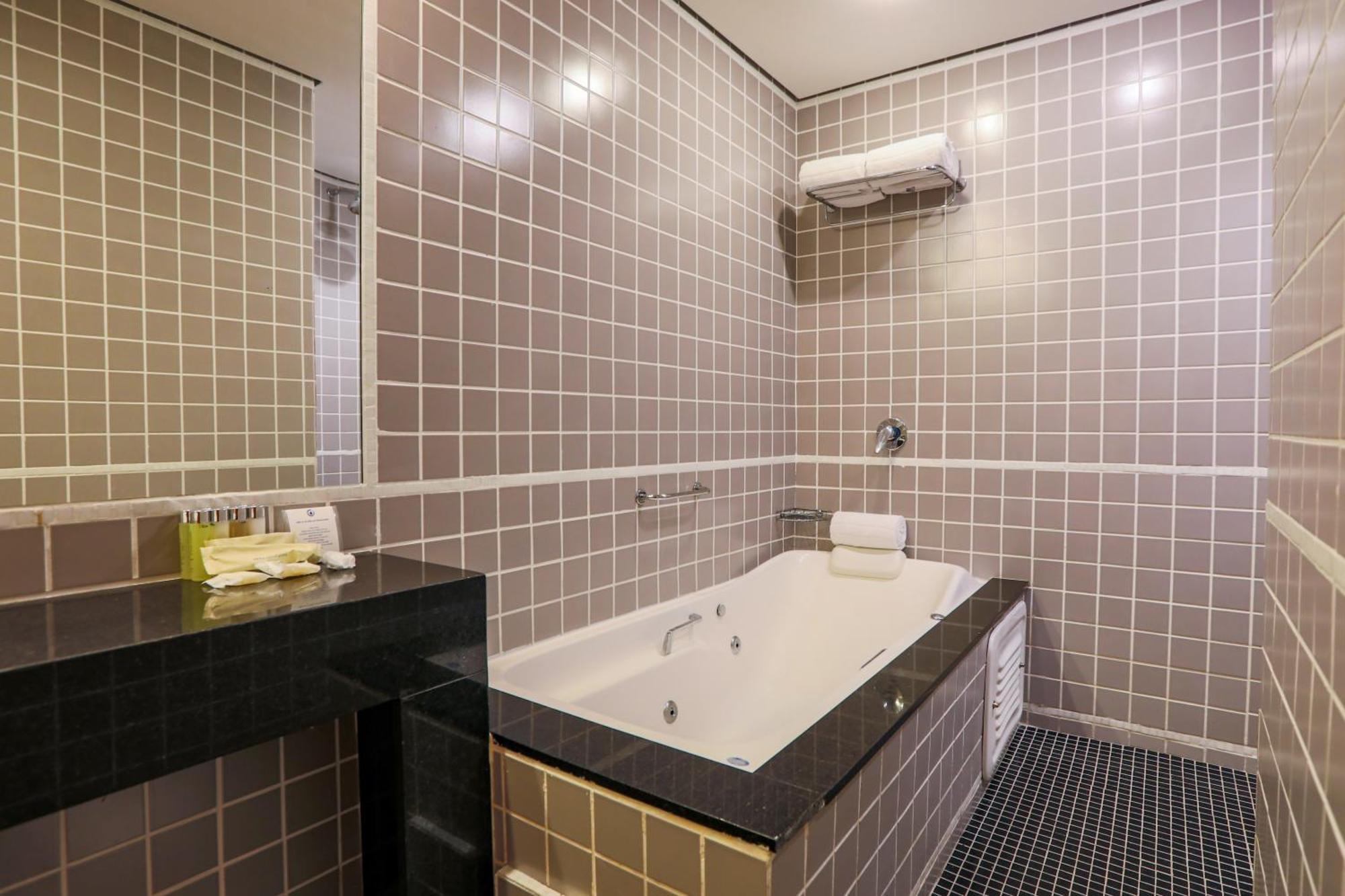 Executive Suite,1317746701:JPEG